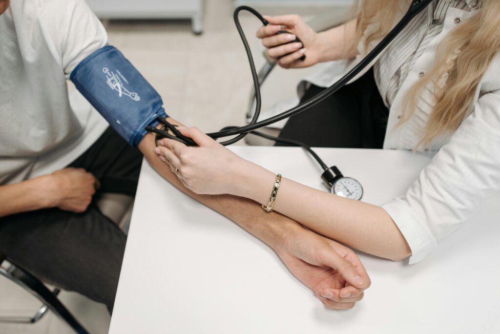 Contrôle de la tension artérielle à domicile avec Service Ambulance Tanger
